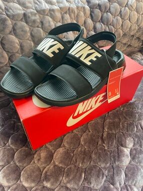 NWT Nike Black and White Velcro Strap Slide Sandals